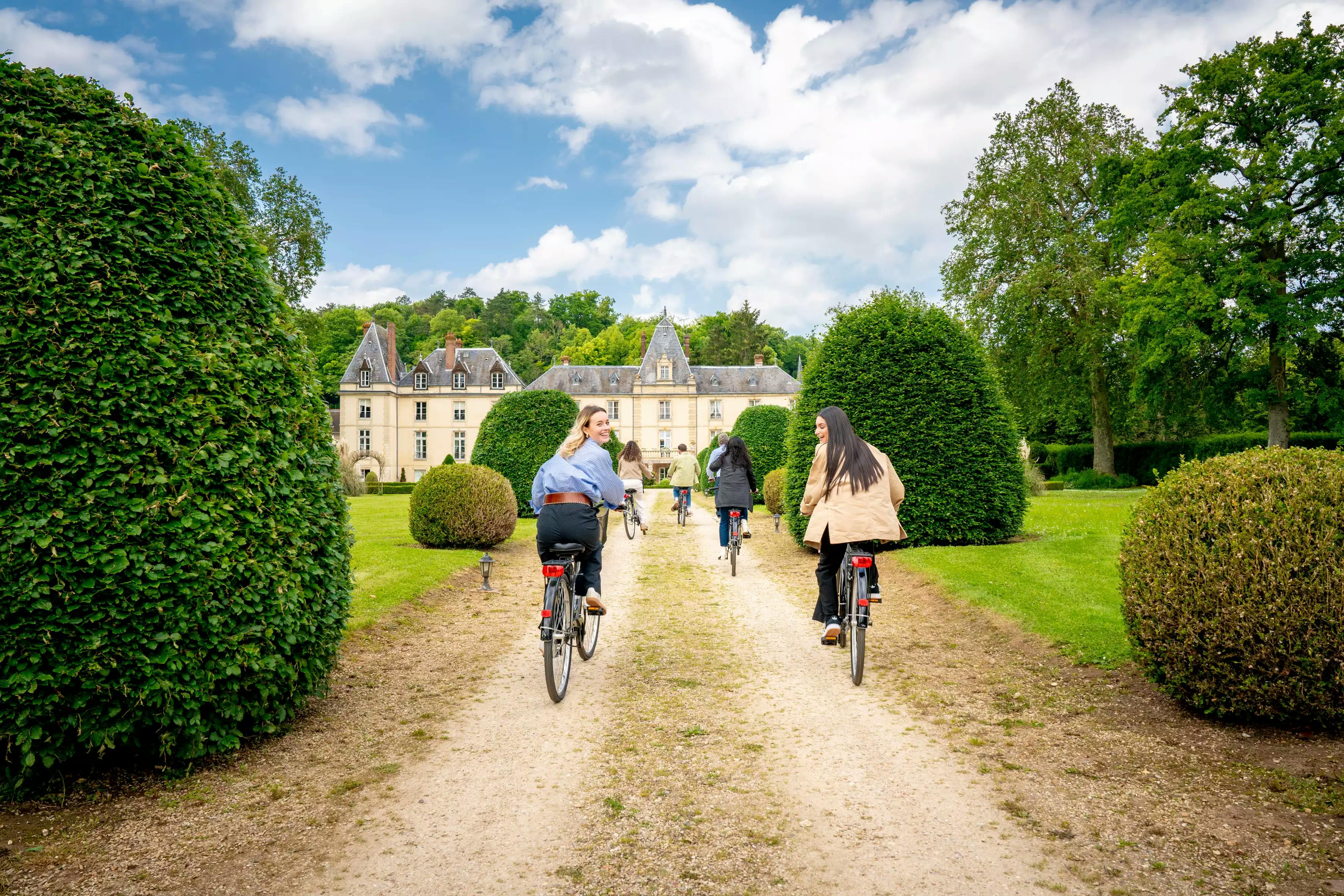 Collègues faisant du vélo dans une allée