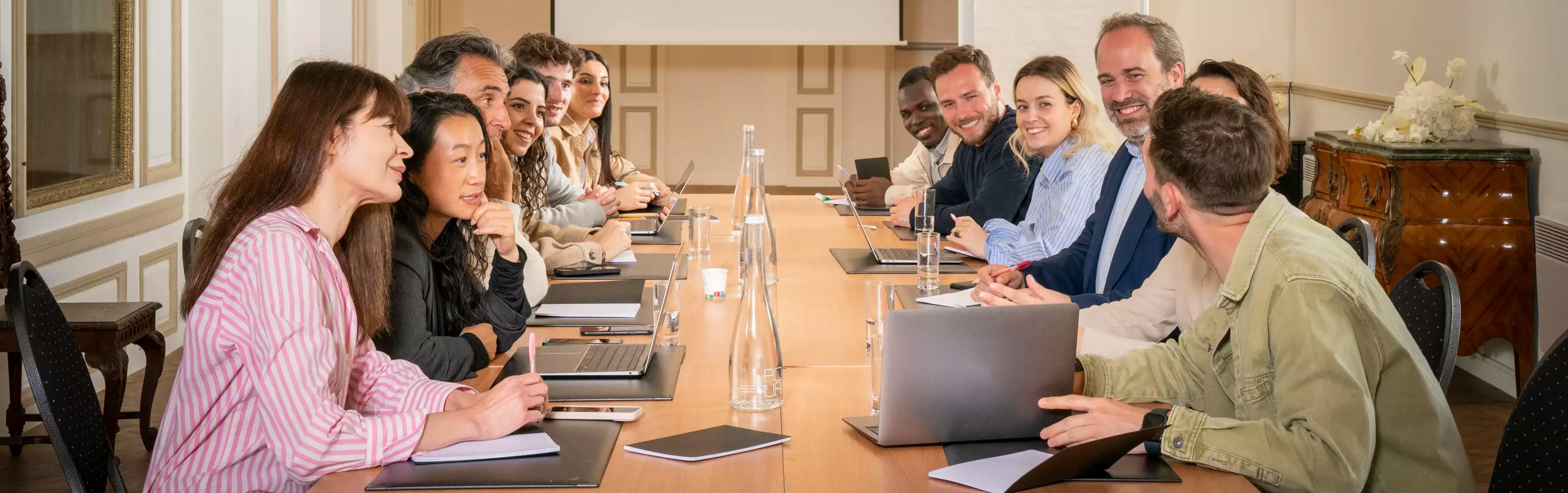 Télétravailleurs autour d’une table pendant un séminaire