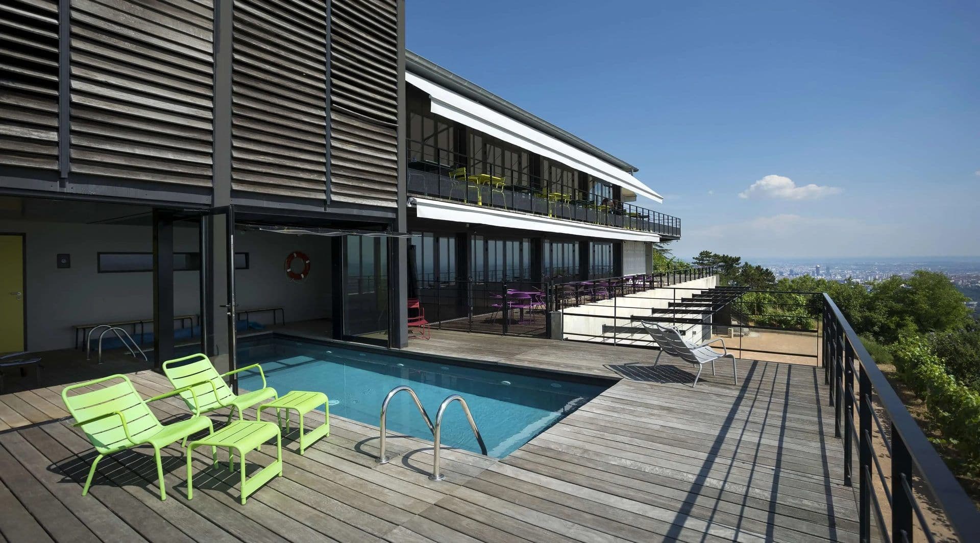 Salle de séminaire moderne dans un hôtel urbain avec table de réunion et équipements collaboratifs