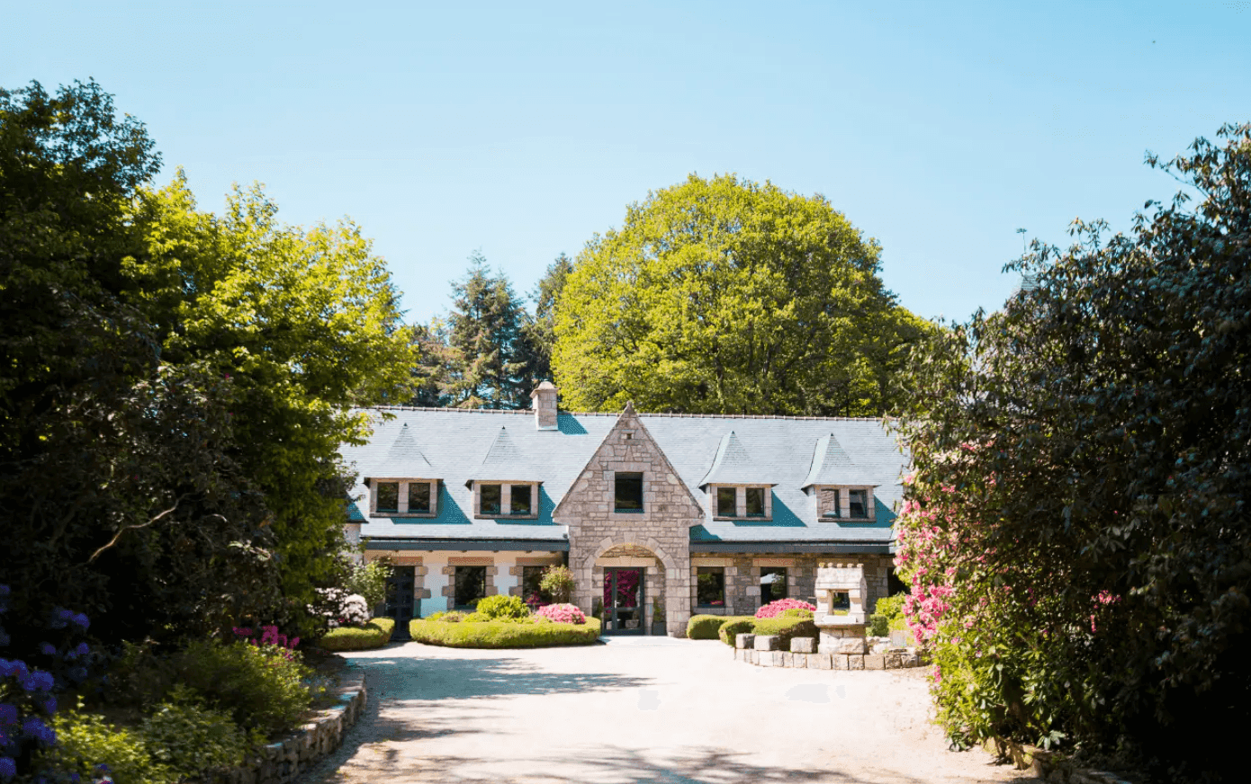 manoir et de domaines pittoresques situés dans des paysages bretons emblématiques, allant de la côte sauvage aux campagnes verdoyantes. 