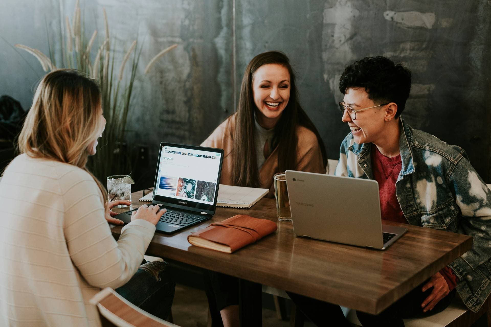 Groupe de filles qui rigolent en travaillant