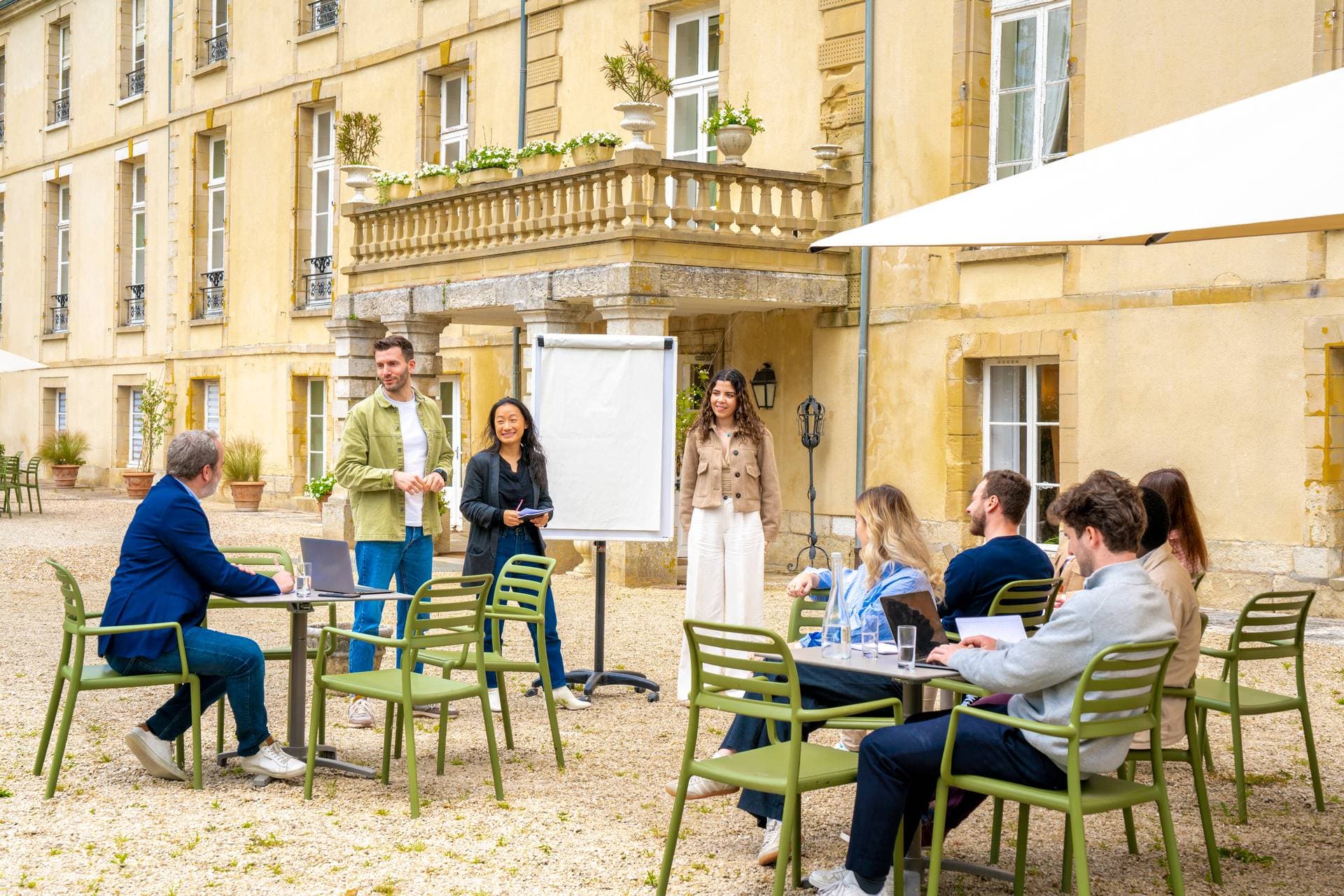 Domaine niché entre les collines verdoyantes et les étendues sauvages