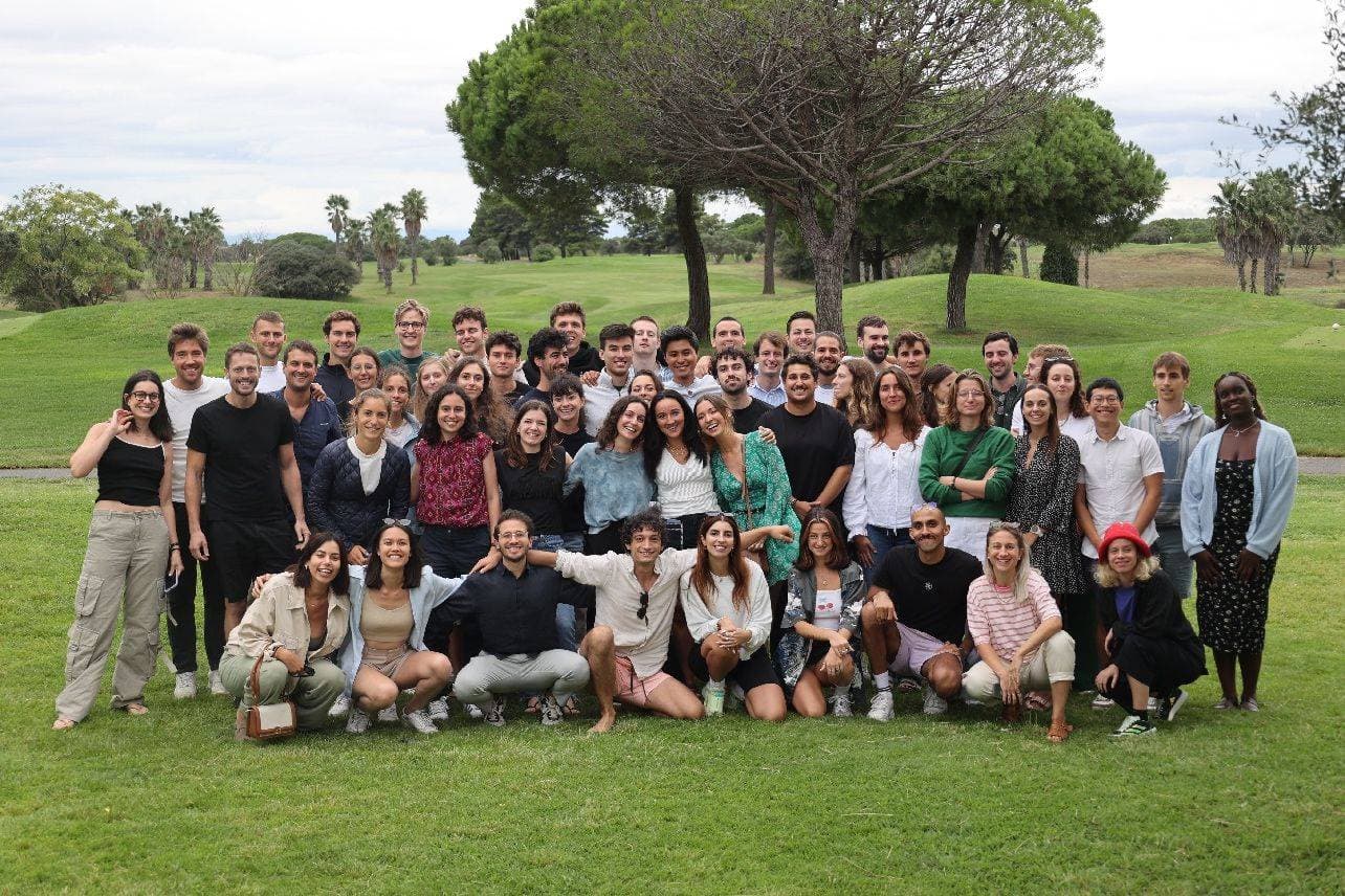 Groupe de collègues en séminaire d'entreprise en Occitanie