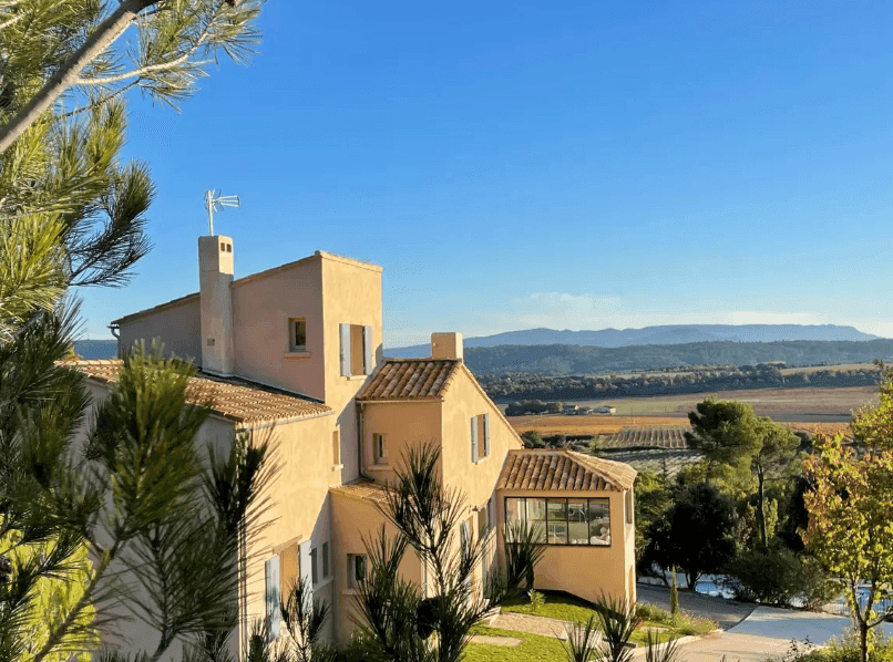 Un séminaire d'entreprise organisé dans un cadre unique et pittoresque près d'Aix-en-Provence, offrant une alternative charmante et originale aux salles de réunion traditionnelles. 