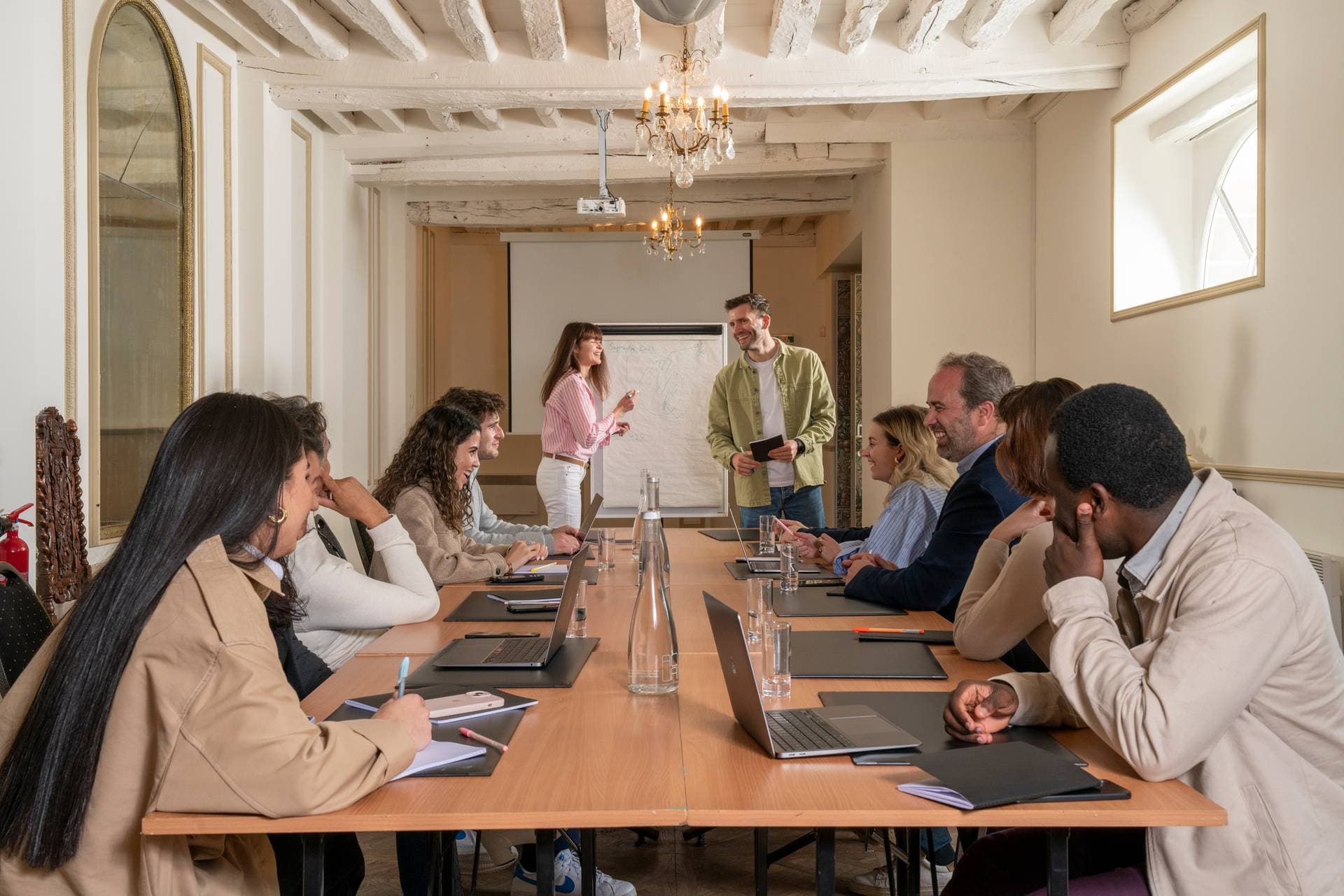 Un espace de séminaire chaleureux et accueillant, situé au cœur d'un domaine privé luxuriant, à moins d'une heure de Paris. 