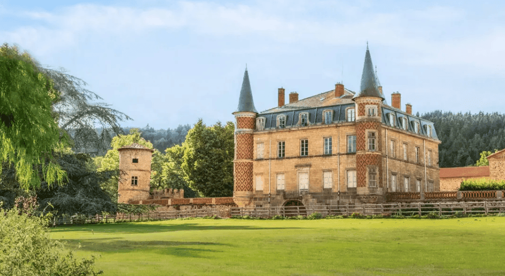 Vue extérieure du Domaine et Château de Valinches