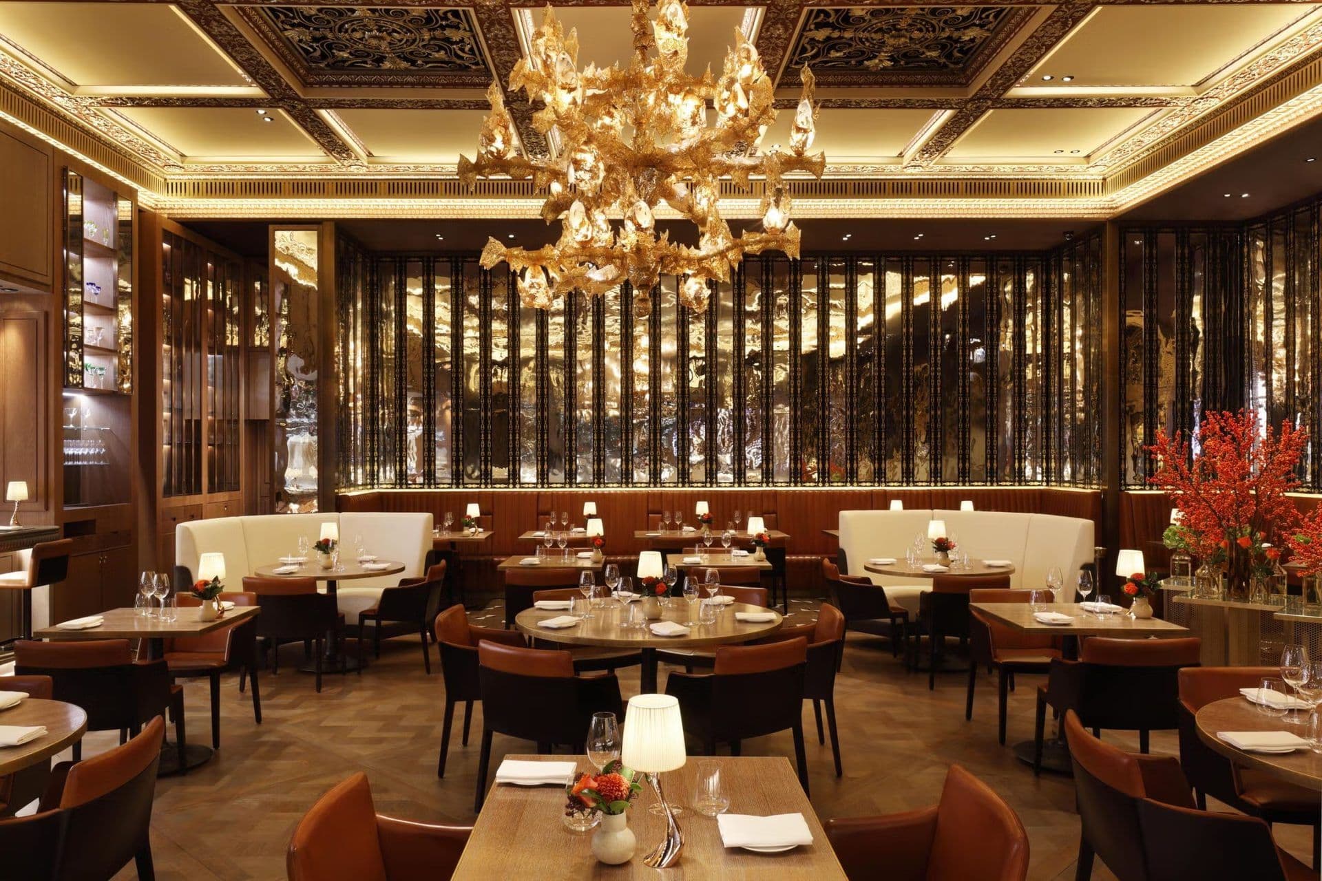 Salon privé élégant d'un restaurant avec table dressée pour un repas professionnel