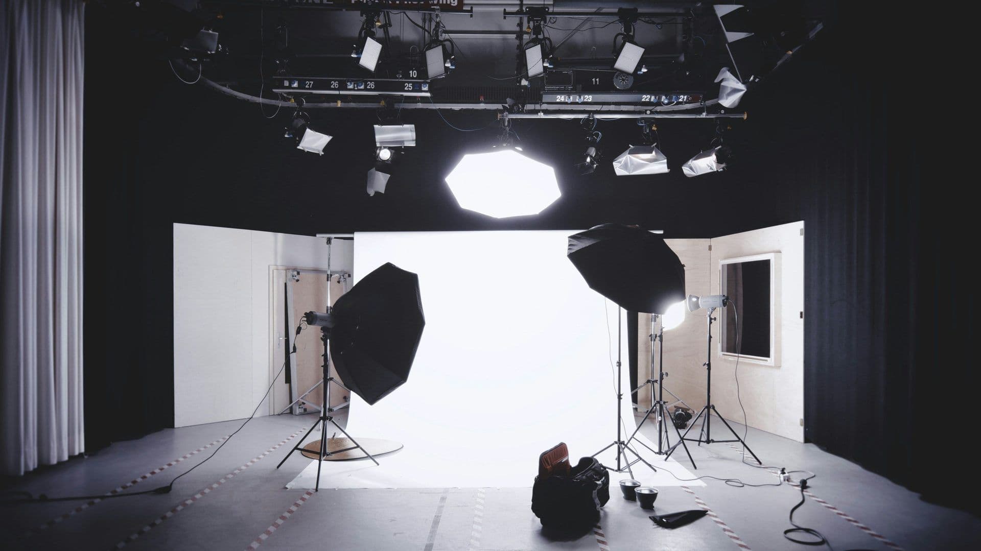 Studio photo professionnel à Paris avec décors et éclairage naturel pour tournages 2026