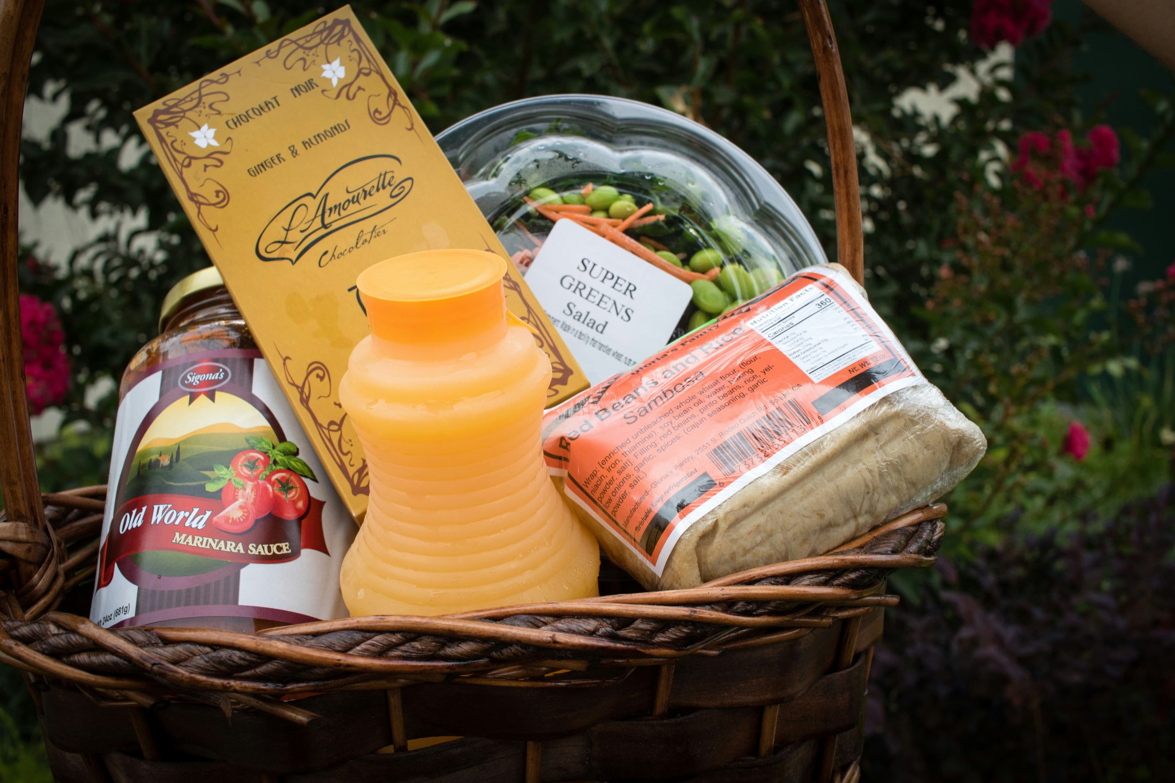 Paniers d'accueil colorés avec produits locaux et cadeaux pour clients