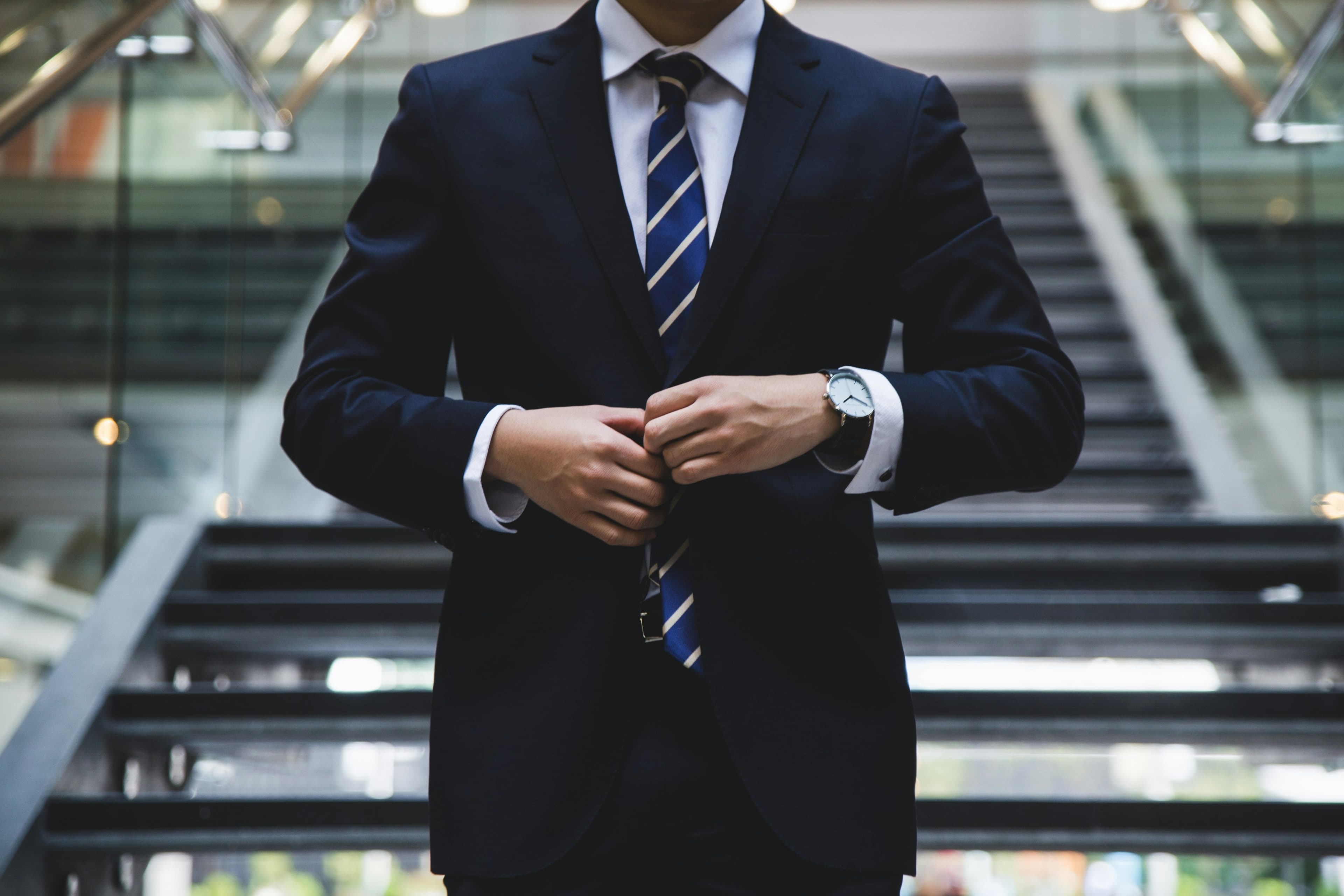 Équipe en cercle participante à une activité de leadership et de cohésion