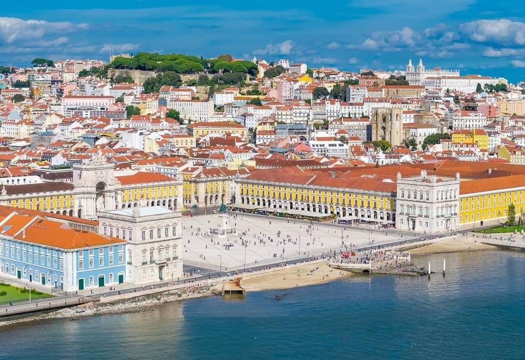 Panoramic view of Lisbon's Praça do Comércio, a historic waterfront square ideal for corporate events.