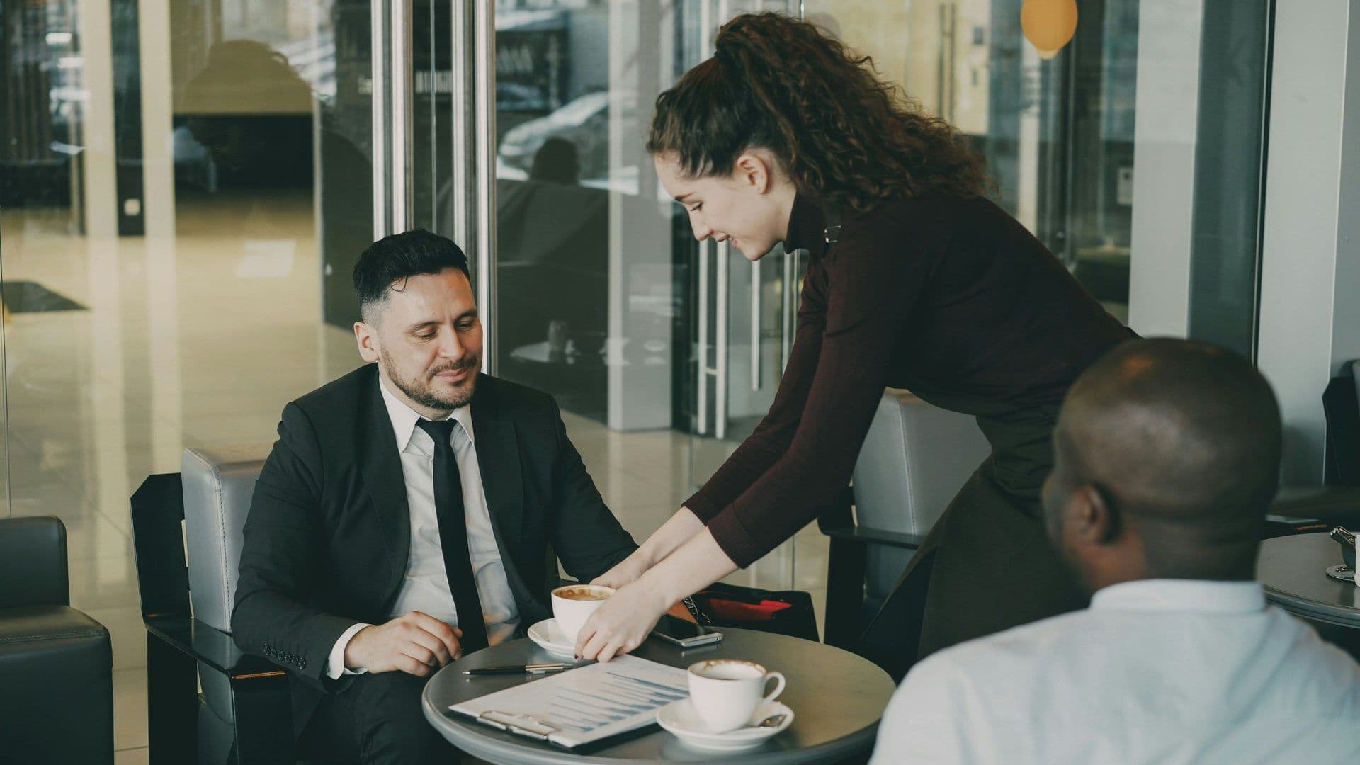 Différents styles de service pour événements d'entreprise : assiette, buffet, française